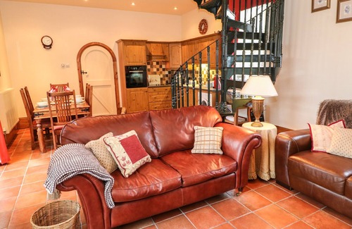 Woolley Moor Cottage | THE OLD CHAPEL, character holiday cottage, with a garden in Handley