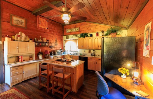 Hixson House | The Ole Pole Barn at Dry Creek Hideaways