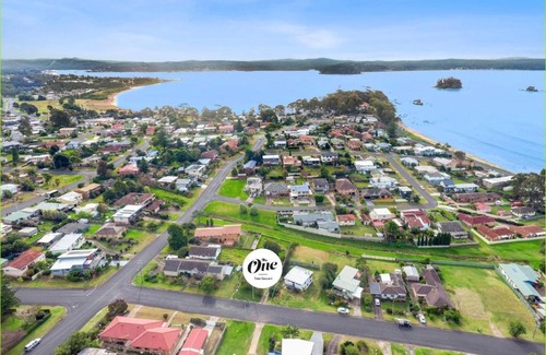 Batehaven House | The One - only a block from the beach