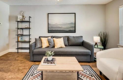 Old East Dallas Apartment | The one that you want & Arboretum Tickets Included
