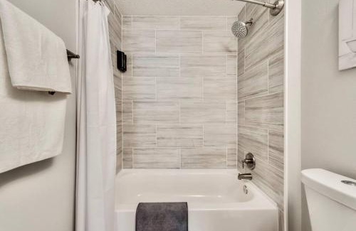 Old East Dallas Apartment | The one that you want & Arboretum Tickets Included