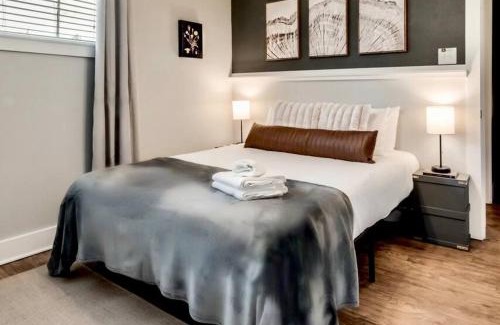 Old East Dallas Apartment | The one that you want & Arboretum Tickets Included