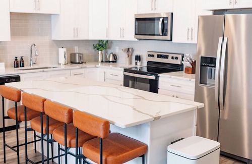 Oxford House | The Oxford Edit is a new 3BR/3.5BA townhome minutes from campus and the Square. Purple® mattresses, designer décor, a smart TV, Wi-Fi, and a pool nearby—perfect for game-day weekends, family visits, or stylish Southern escapes.