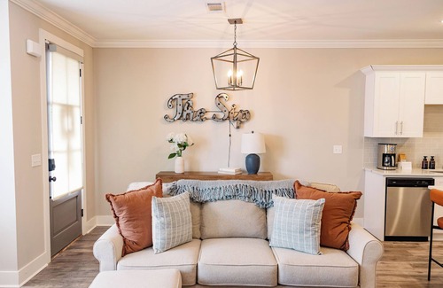 Oxford House | The Oxford Edit is a new 3BR/3.5BA townhome minutes from campus and the Square. Purple® mattresses, designer décor, a smart TV, Wi-Fi, and a pool nearby—perfect for game-day weekends, family visits, or stylish Southern escapes.