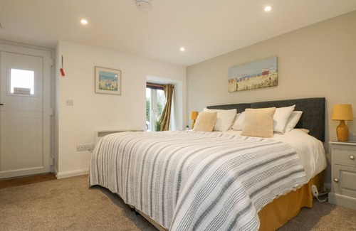 Penryn House | THE PIGSTY, character holiday cottage, with a garden in Penryn