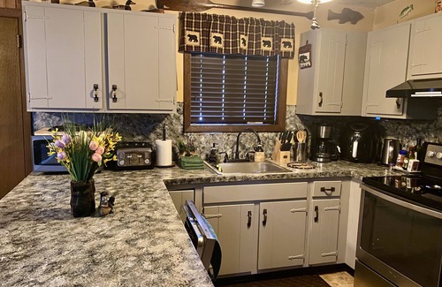 Tobyhanna Ski Chalet | 🐻The Poconos Rustic Cozy Bear Chalet Pet-Friendly