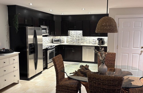 Elora Apartment | The Rainforest Suite: cozy & spacious Suite right in Downtown Elora