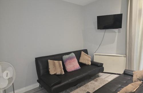 Aldermaston Wharf Apartment | The Reading chalet with gardens and koi pond