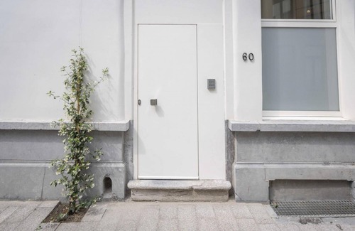 Antwerp Apartment | The Red With Pearls in Antwerp