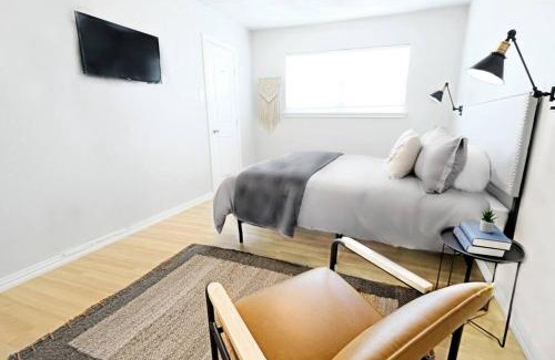Old East Dallas Apartment | The Resting Space - FREE ARBORETUM TICKETS