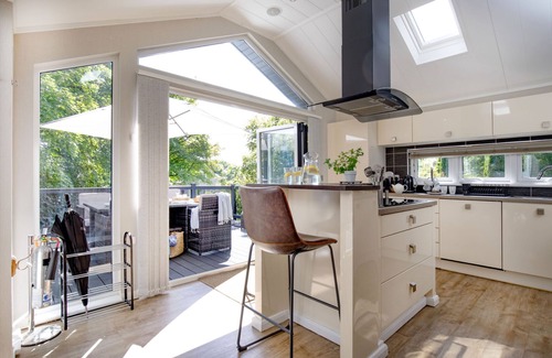 Brayford Ski Chalet | The Retreat sleeps 4 guests in 2 bedrooms