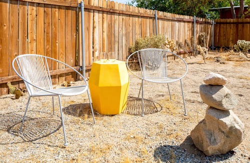 Joshua Tree House | 🌵 The RockHopper - Hot Tub, Fire Pit and Walk to Downtown Joshua Tree! 🌵