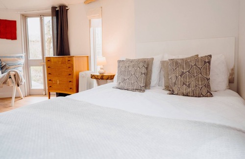 Kilgetty Cabin | The Round House is sited in the woods of the stunning Begelly house
