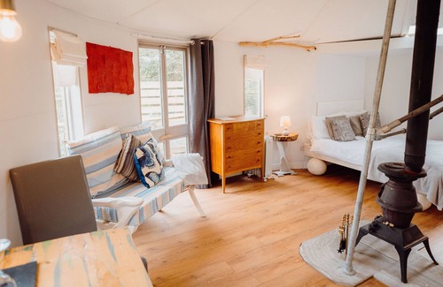 Kilgetty Cabin | The Round House is sited in the woods of the stunning Begelly house