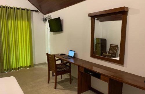 Mankadawala Hotel | The Royal Lake Cabanas