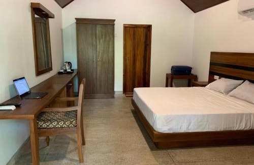 Mankadawala Hotel | The Royal Lake Cabanas