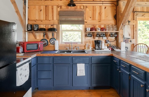 Kent Cabin | The Rustic Retreat: Elegant cabin with WiFi & AC in an enchanting location!