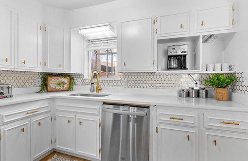 Sayles Blvd. Area House | The Scarlet- Best Place to stay!n