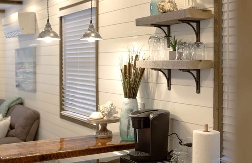 Waco House | The Shoreline Container Tiny Home 12 min to Magnolia Baylor
