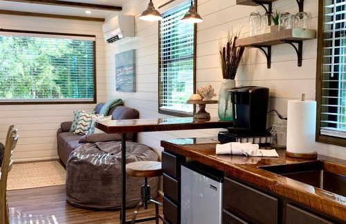 Waco House | The Shoreline Container Tiny Home 12 min to Magnolia Baylor