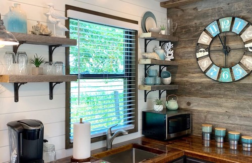 Waco House | The Shoreline Container Tiny Home 12 min to Magnolia Baylor