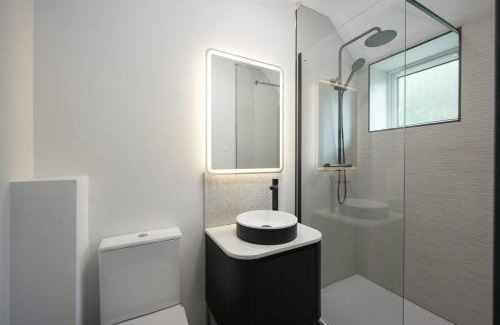 Adamsdown Apartment | The Sixty Aparthotel - Central Cardiff Apartment with Parking