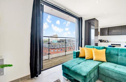 Chelmsford Apartment | The Skyline Balcony Suite - By Raymond Properties