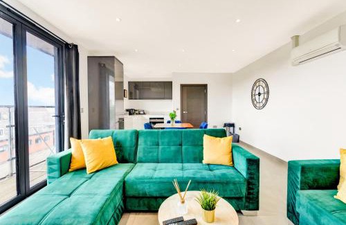 Chelmsford Apartment | The Skyline Balcony Suite - By Raymond Properties