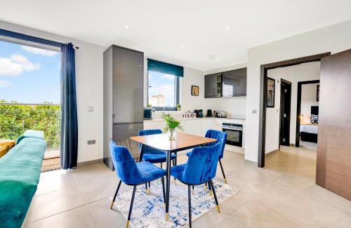 Chelmsford Apartment | The Skyline Balcony Suite - By Raymond Properties