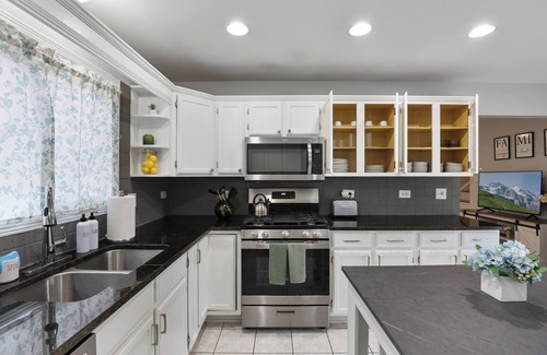 Bensenville House | The Skyway - 5+beds