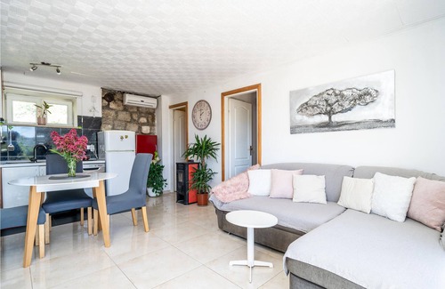 Dubrovacko Primorje House | The small and nicely furnished cottage in the village of Doli is the right place for a small family