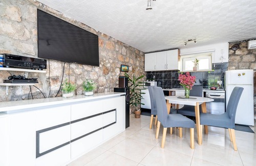 Dubrovacko Primorje House | The small and nicely furnished cottage in the village of Doli is the right place for a small family
