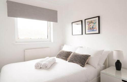 Cheltenham House | The Spitfire - Renovated 3-bed house in Cheltenham, SLEEPS 8