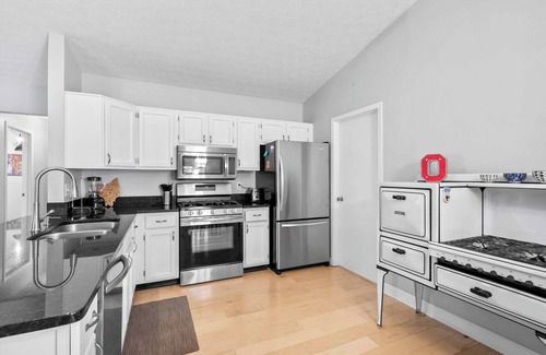 Columbus House | The Suburban Nest - For 6!