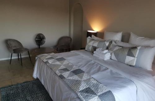 Beacon Bay Hotel | THE THATCH HIDE