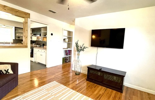 Bowie House | The Treehouse | Walking distance to LCU 2/1