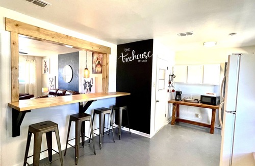 Bowie House | The Treehouse | Walking distance to LCU 2/1