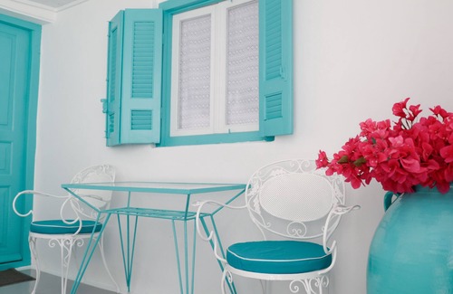 Ioulida House | The Turquoise house in the center of Ioulida, close to shops and restaurants.