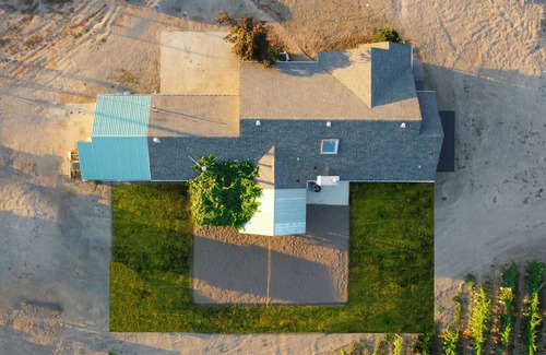 Dilworth Mountain Estates Bed & Breakfast | The Twisted Vines Retreat w/ Hot-tub + Beach pit!