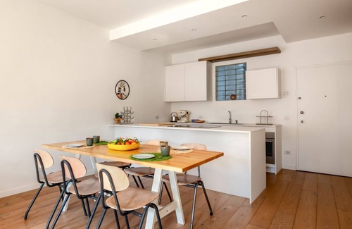 Historic Centre Apartment | The Two Lions @Lords' Square.