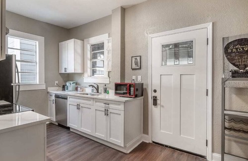 Tampa Apartment | "The Typesetter Flat" - 1BR Apt|Fire pit|Grill