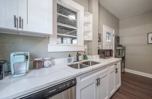 Tampa Apartment | "The Typesetter Flat" - 1BR Apt|Fire pit|Grill