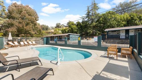 Three Rivers House | The Whitney- Sequoia Motel RM7