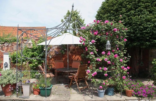 Folkingham Apartment | The Writer's Studio (stylish garden guesthouse)