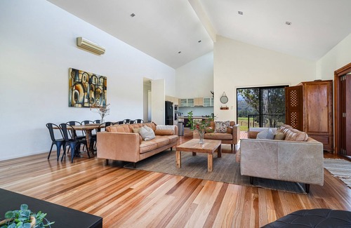 Maudsland House | 'THEME PARK CENTRAL WITH A TOUCH OF COUNTRY