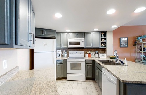 Atlantic Beach Condo | Third-Floor Condo at Oceanfront Resort with Balconies, WiFi & Shared Pools/Gym