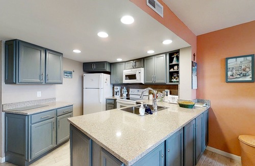 Atlantic Beach Condo | Third-Floor Condo at Oceanfront Resort with Balconies, WiFi & Shared Pools/Gym