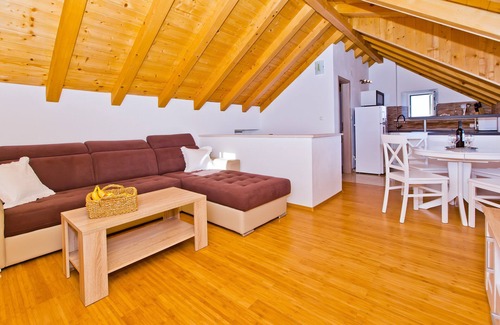 Zarace House | This is a house, with a large and astonishing view at the beach and open sea.