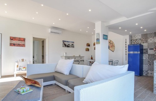 Torre Colonna-sperone House | This part of a two-family house with panoramic views and private pool is located near Altavilla Mili