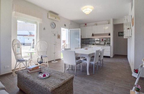 Torre Colonna-sperone House | This part of a two-family house with panoramic views and private pool is located near Altavilla Mili